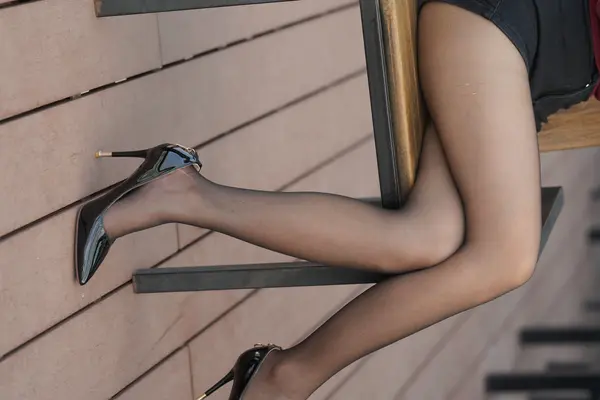 [魔镜街拍] 159 气质黑丝美少妇的下午时光 - 魔镜街拍